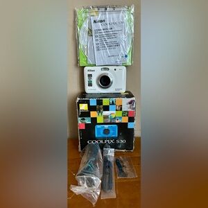 Nikon COOLPIX S30 10.1MP Waterproof Digital Camera White FOR REPAIR/PARTS